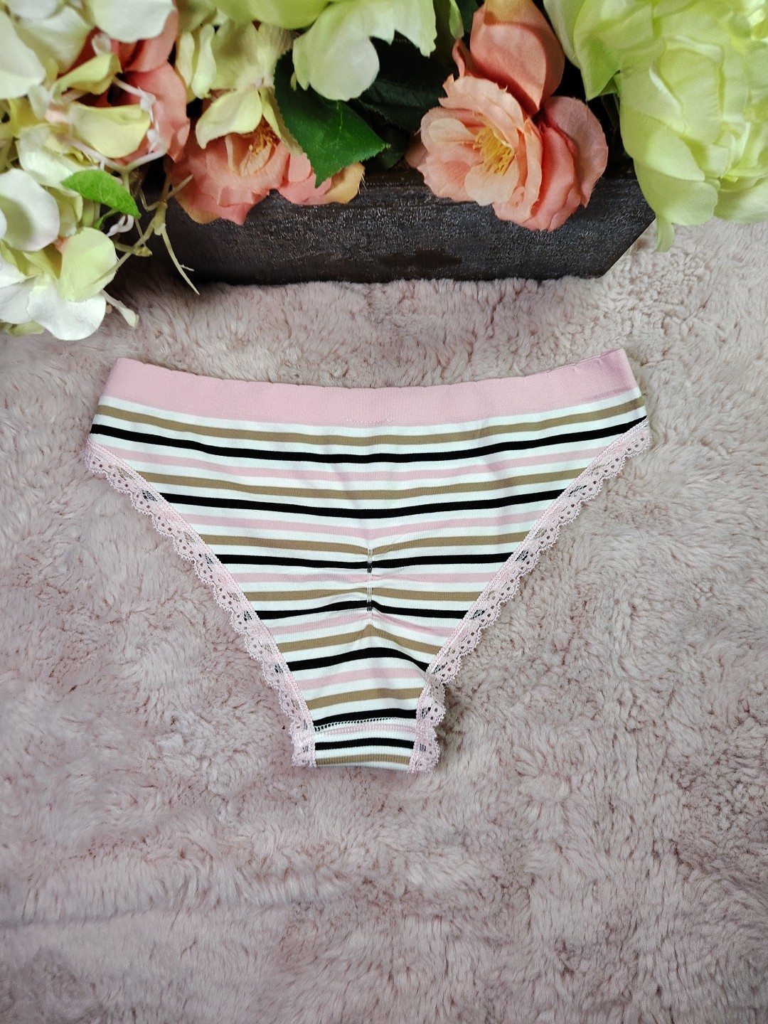 NWOT Victoria’s Secret Rushed Back Cheekini Panty Small