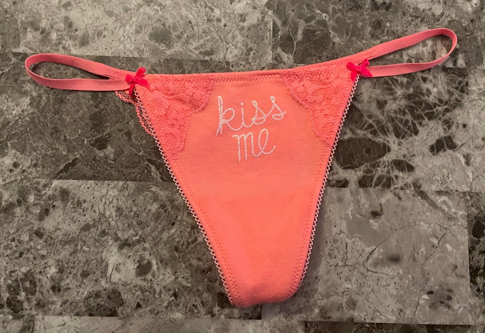 NWT VICTORIA’S SECRET PINK XS CORAL KISS ME LACE VINTAGE RARE V STRING PANTIES