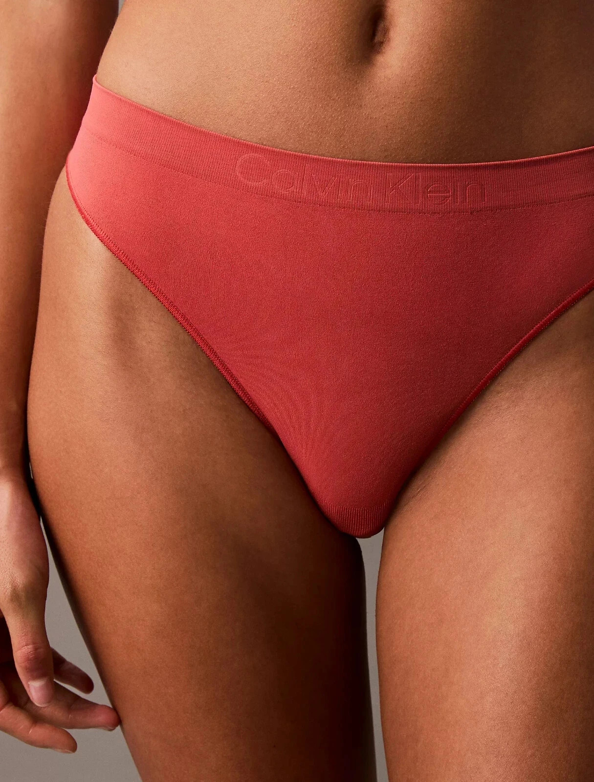 NwT Calvin Klein Women’s (Small) Bonded Flex Seamless Thong QD3958-611