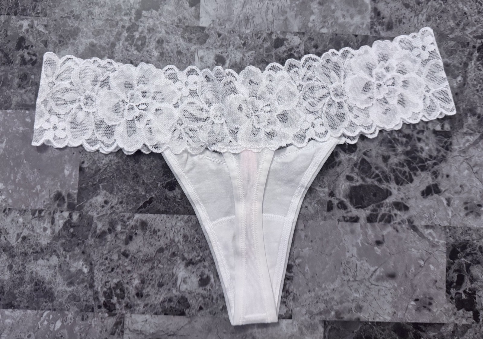 NWOT VICTORIA’S SECRET SMALL WHITE FLORAL LACE WAISTBAND STRETCH THONG PANTIES