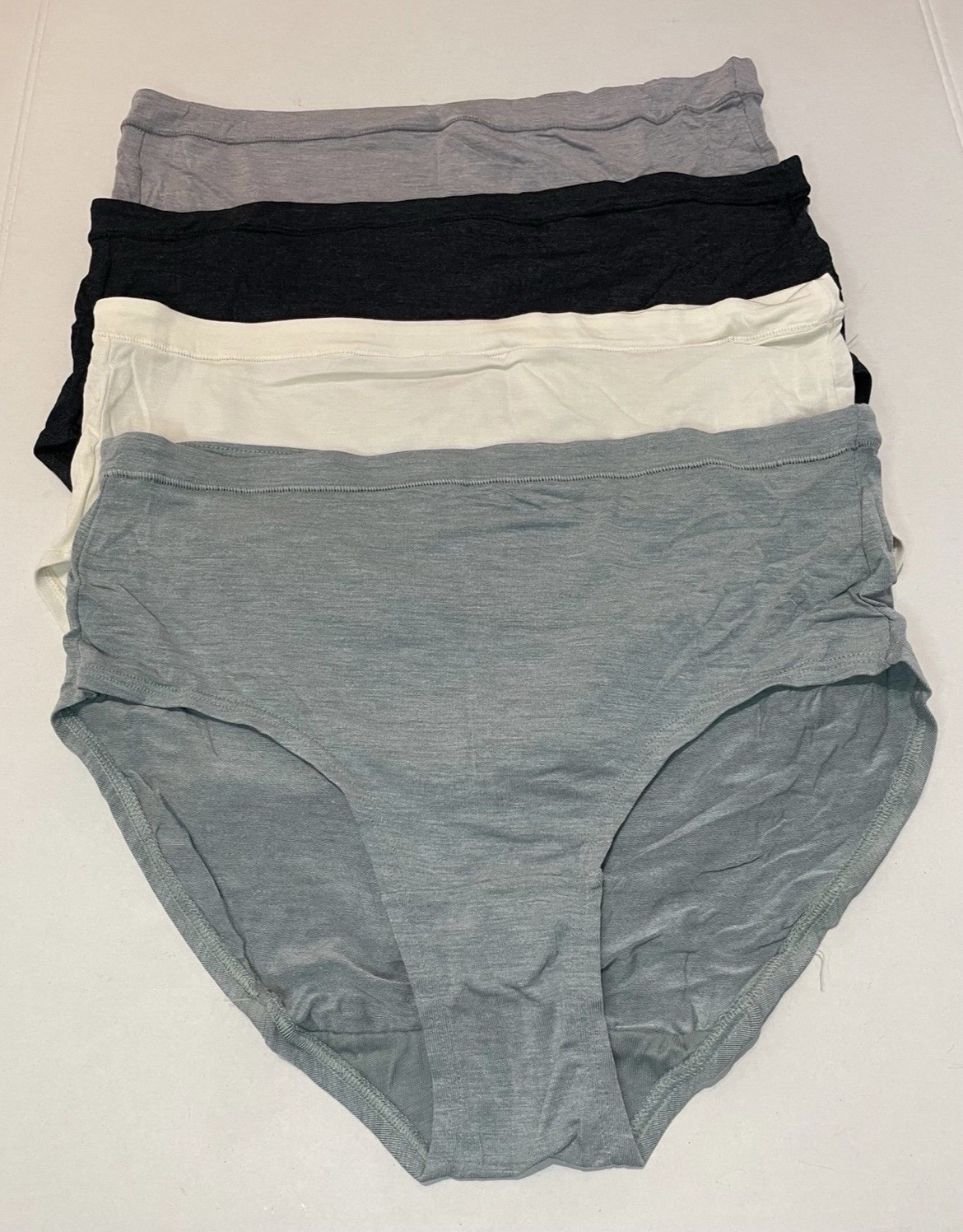 Women’s Beyondsoft Low-Rise Brief Underwear, 4 -Pack size 7 (12-14). (Q)