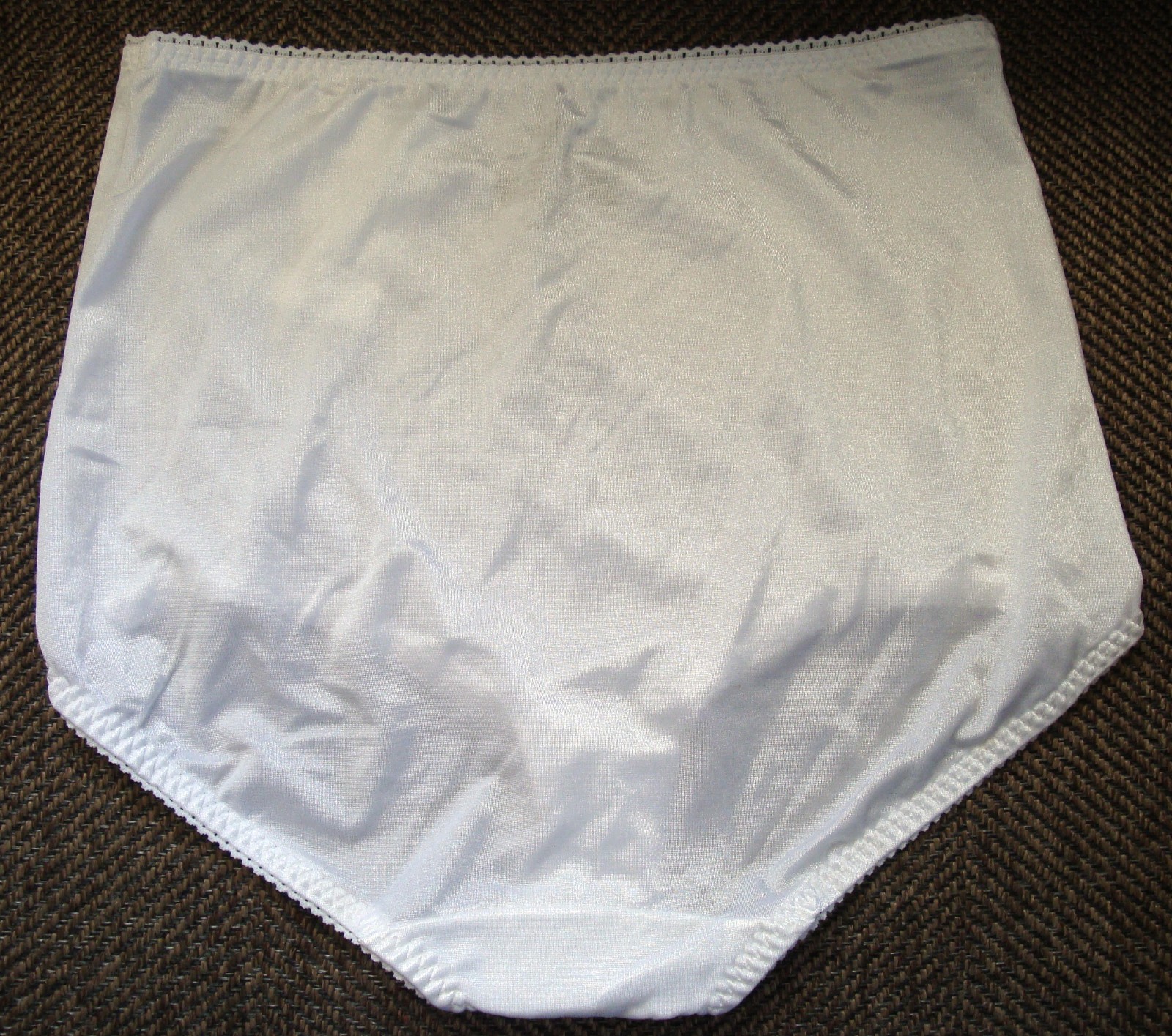 NWT Vassarette 8 XL Undershapers Brief Light Control White Satin Shaper Panty