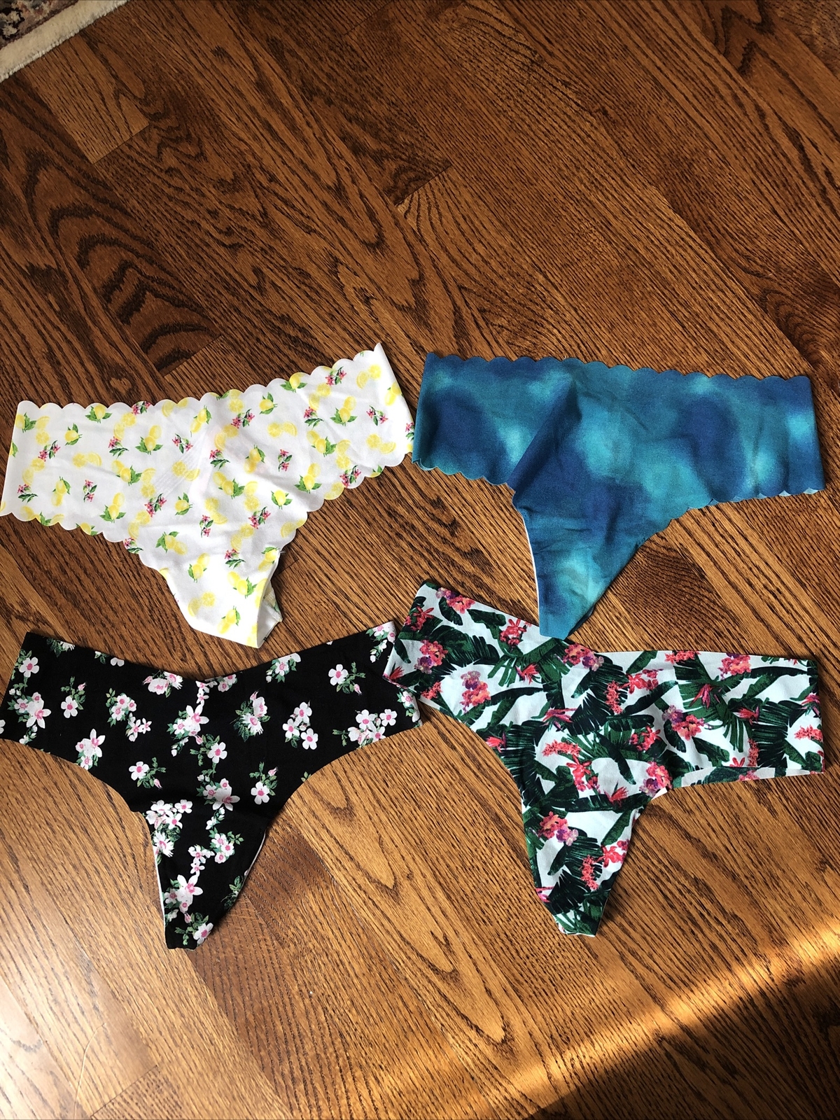 Victoria’s Secret No Show Thong Panties NWT Medium lot of 4 floral lemon