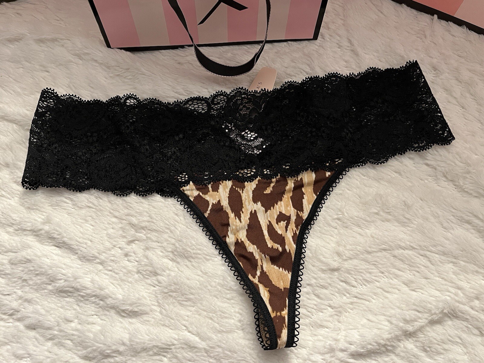 NWT Vtg VICTORIA’S SECRET VERY SEXY Silky Smooth LEOPARD Thong Panty Wide Lace M