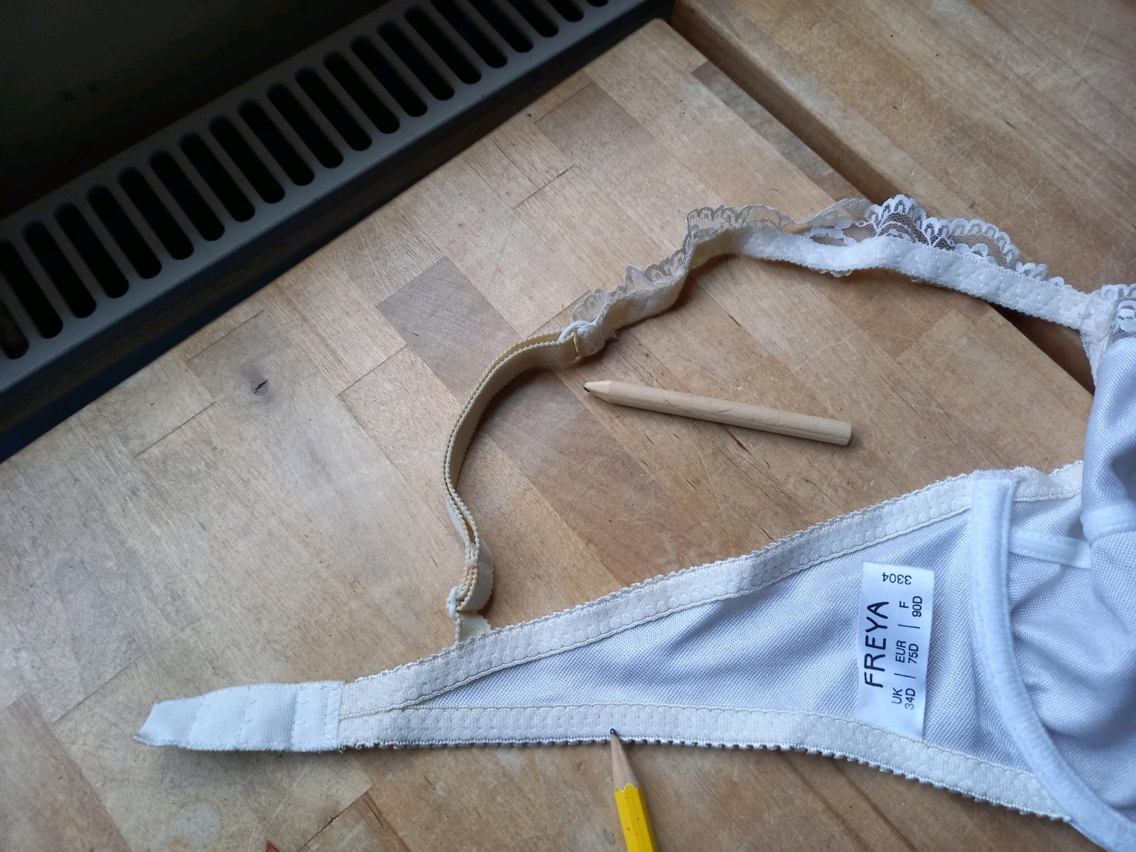 White Bra with Lace Trim Cups + Lace Shoulder Straps Underwire Bra 34D BRAND NEW