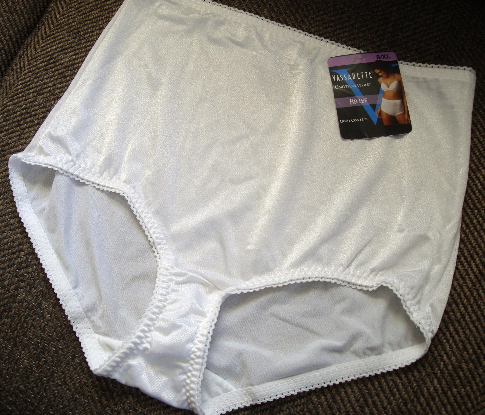 NWT Vassarette 8 XL Undershapers Brief Light Control White Satin Shaper Panty