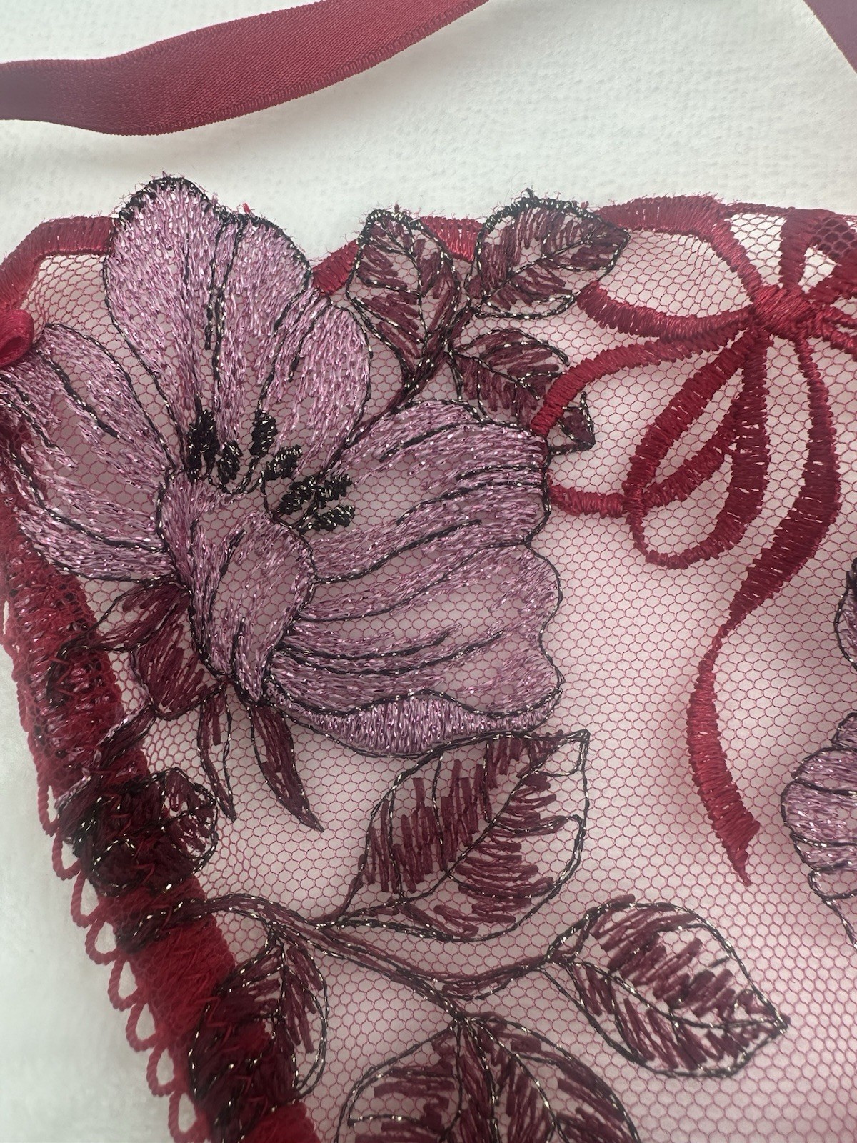 🌹Victoria’s Secret Dream Angels MEDIUM Red Floral Bow 🌹Embroidered V STRING