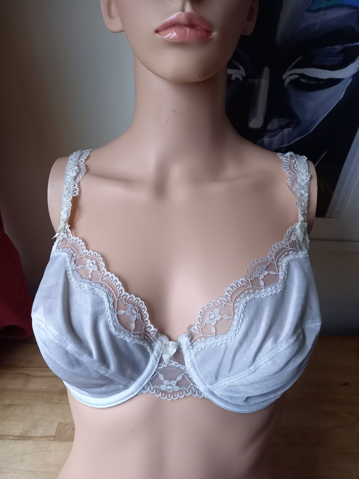 White Bra with Lace Trim Cups + Lace Shoulder Straps Underwire Bra 34D BRAND NEW