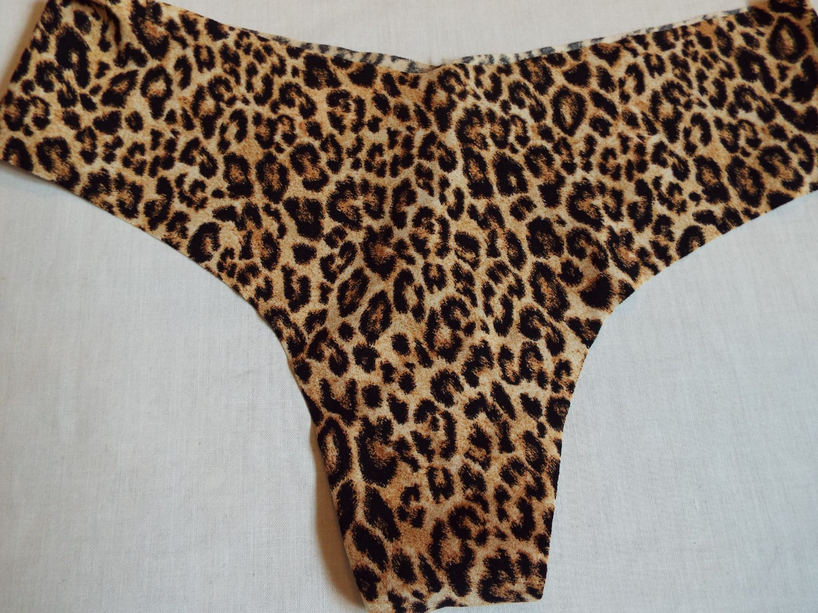 NWT Victoria’s Secret No-Show Thong Panty M Natural Leopard