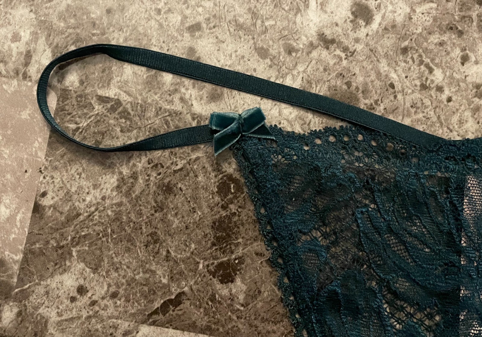 NWOT VICTORIA’S SECRET GREEN FLORAL LACE VELVET BOW V STRING THONG PANTIES